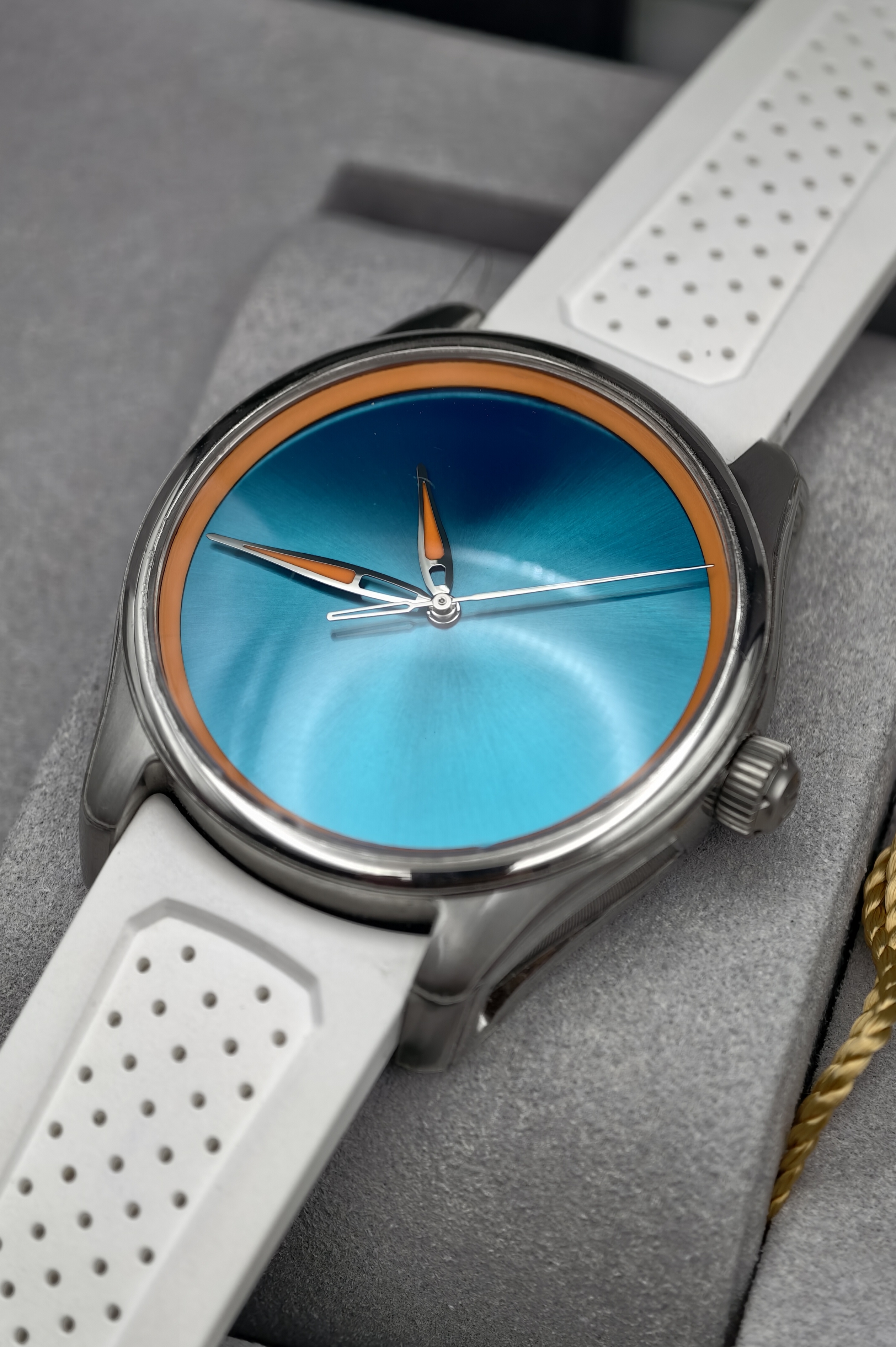 H. Moser & Cie Pioneer Centre Seconds Spiced Aqua